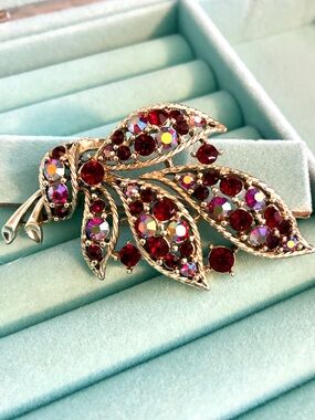 Lisner Red Crystals Vintage Sparkling large Brooch
